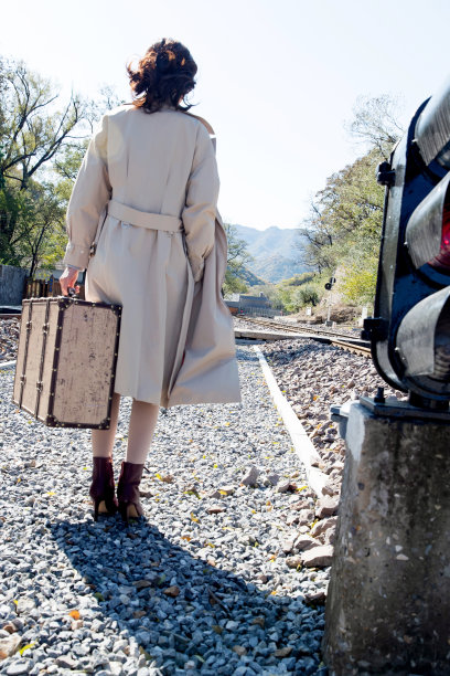 青年女人走在铁轨上图片下载