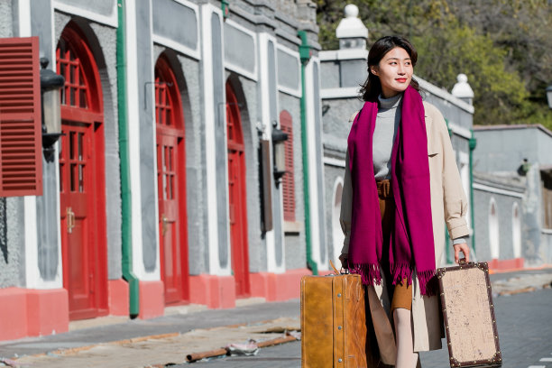 青年女人拿着行李箱旅行图片下载