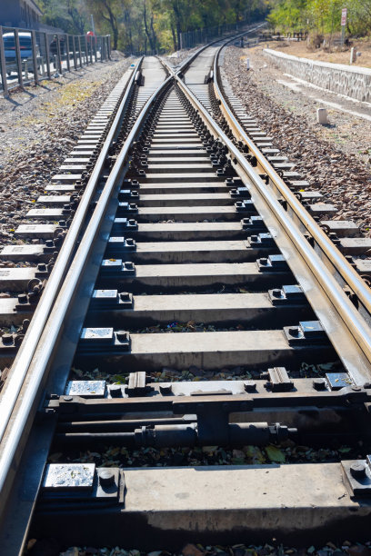延伸到远方的铁路轨道图片下载