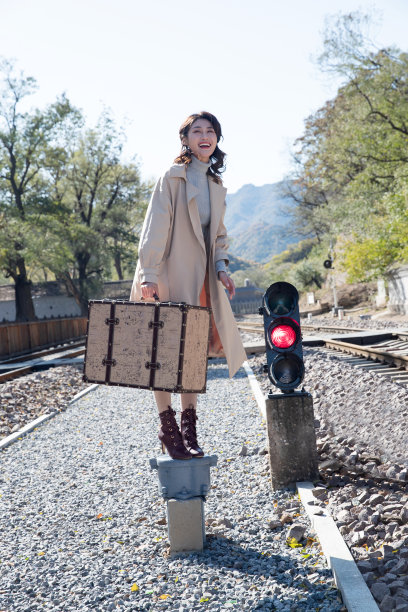 青年女人站在铁轨上图片下载