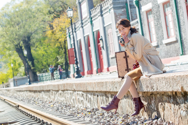旅行的青年女人拿着照相机图片下载
