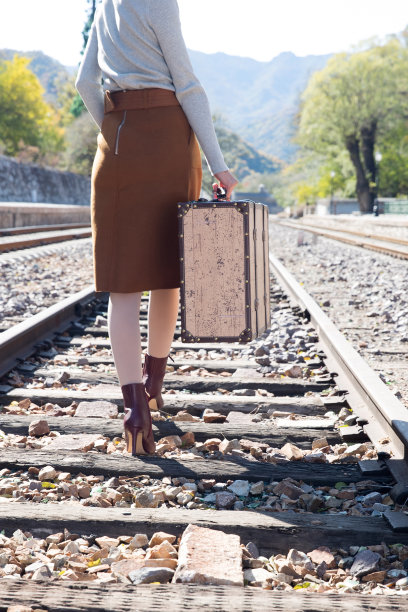 青年女人拿着行李箱旅行图片下载