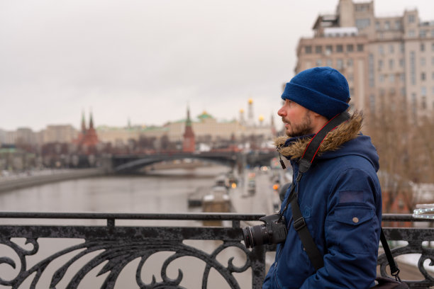 游客参观莫斯科，穿过大桥图片下载