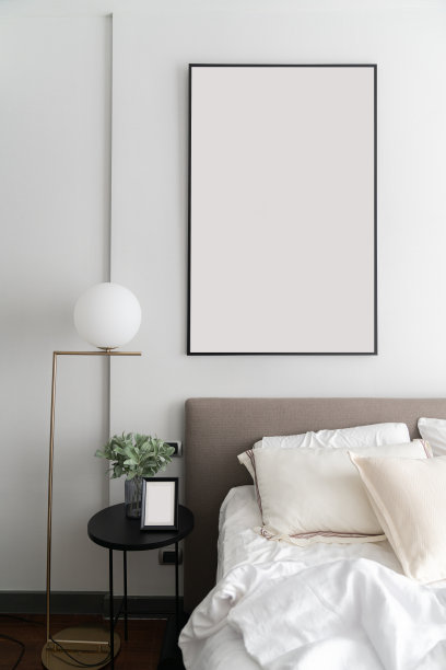 舒适的卧室角落，现代棕色织物床床头板和舒适的枕头设置，金色灯和人造植物玻璃花瓶在边桌上/室内设计装饰/复制空间图片下载