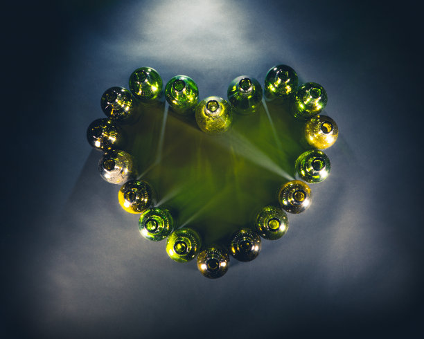 空酒瓶心形，深色背景图片下载