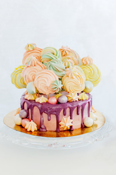 彩色蛋白酥皮节日蛋糕图片下载