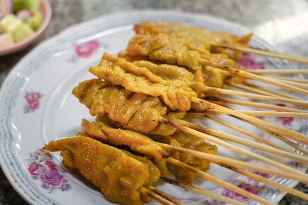 沙嗲烤猪肉-街头美食照片。图片下载