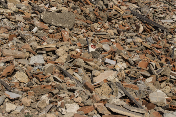 屋角、瓦片的瓦砾、屋顶瓦片和砖块的碎块、建筑和建筑图片下载