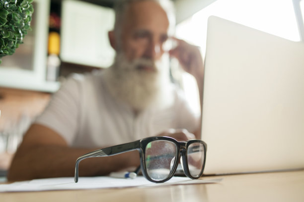 家里有笔记本电脑的老人图片下载