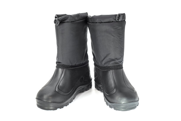黑色高绝缘专用靴子狩猎越野路钓鱼和旅行在一个白色背景孤立的特写。图片下载