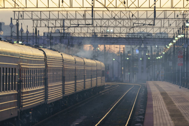 俄罗斯火车站的散焦摄影。旅行的心情和概念。图片下载