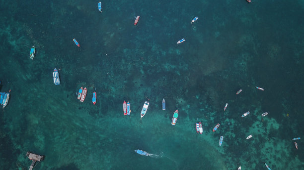 从上往下看，小船与蓝色的大海图片下载