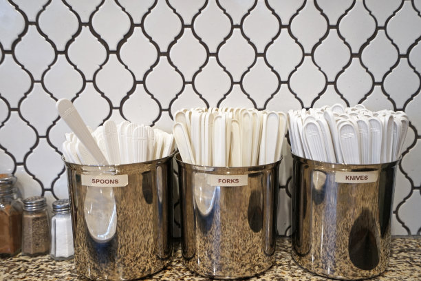 塑料餐具台与白色摩洛哥墙砖图片下载