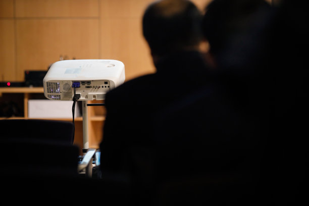 在演示活动中使用灯光投影仪的细节图片下载