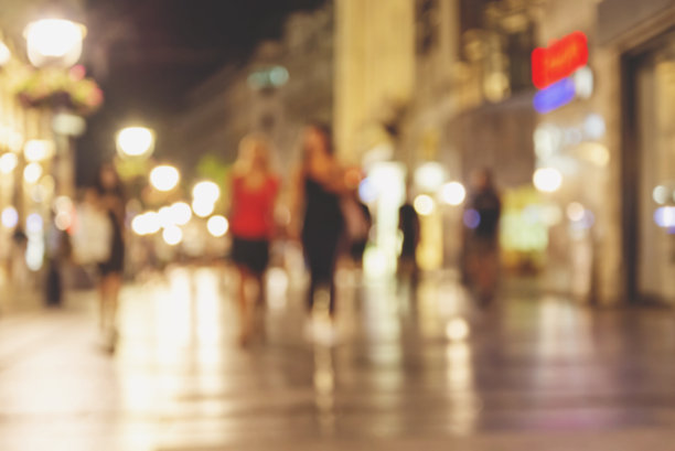 模糊抽象的人物背景，无法辨认的剪影的人走在街上图片下载