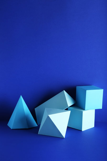 纸上的几何图形在蓝色的背景图片下载