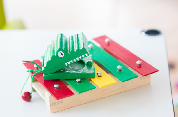 鳄鱼对孩子图片下载