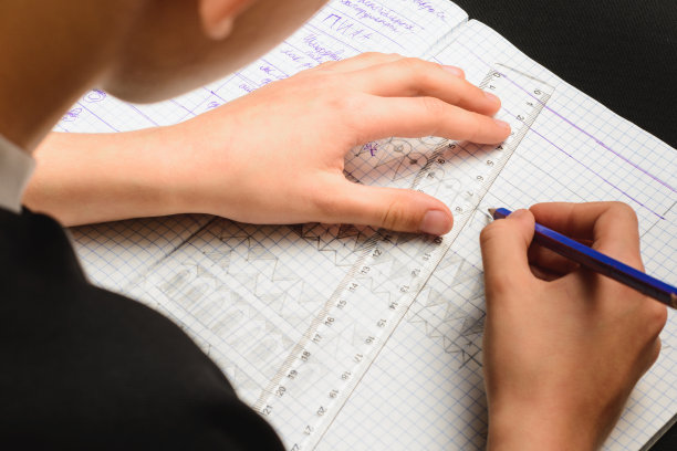 一个小男孩厌倦了写在笔记本上的绘画作业。图片下载