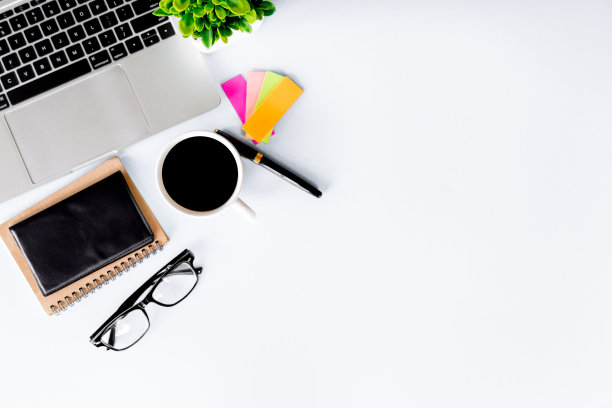 现代办公室桌面俯视图，带工作区和复制空间，扁平风格图片下载