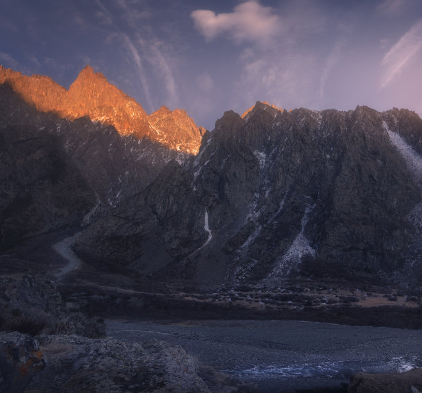 最后的光。格鲁吉亚高加索山脉的景色。冬天的风景图片下载
