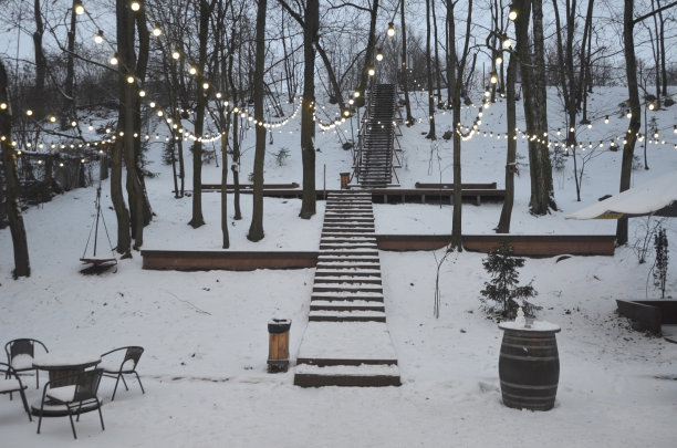 维尔纽斯酒吧通往城市的楼梯。素材图片