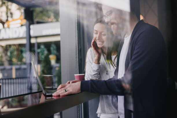 在咖啡馆工作的多种族同事图片下载