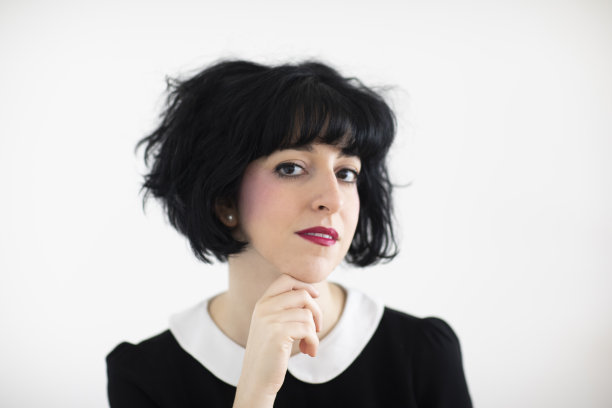 黑色头发的年轻女模特时尚照片图片下载