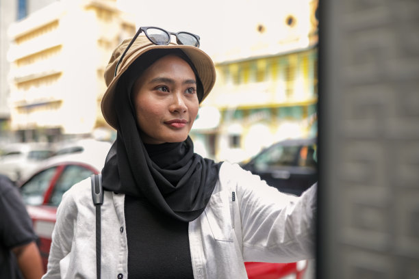 年轻美丽的游客旅游和持有地图图片下载