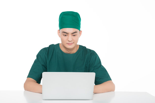 年轻的外科医生，白人背景。图片下载