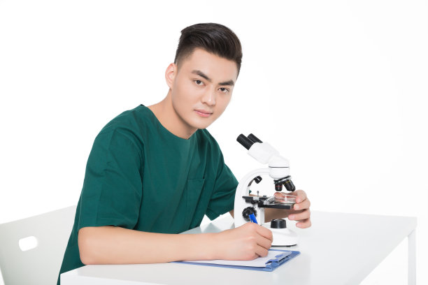 年轻的外科医生，白人背景。图片下载