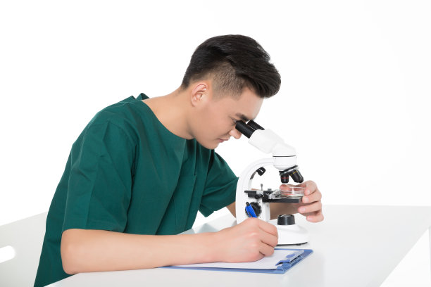 年轻的外科医生，白人背景。图片下载