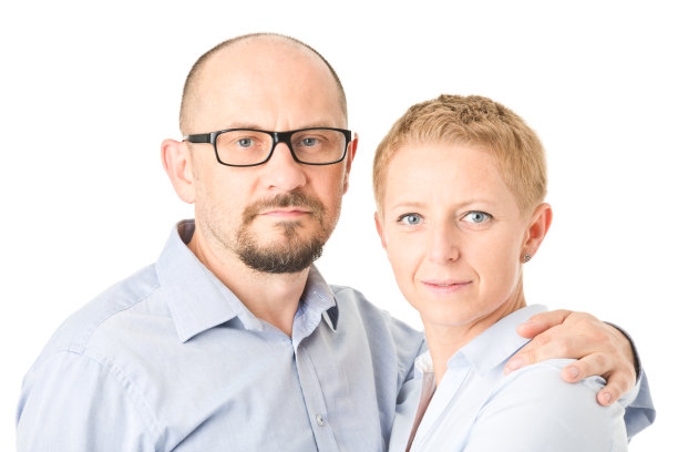 幸福的夫妇孤立在白色图片下载