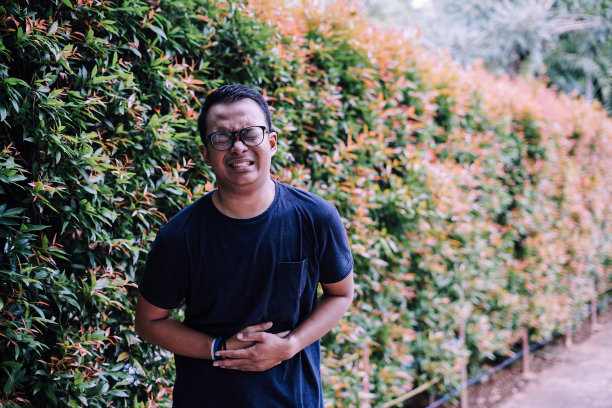 一个年轻人胃痛图片下载