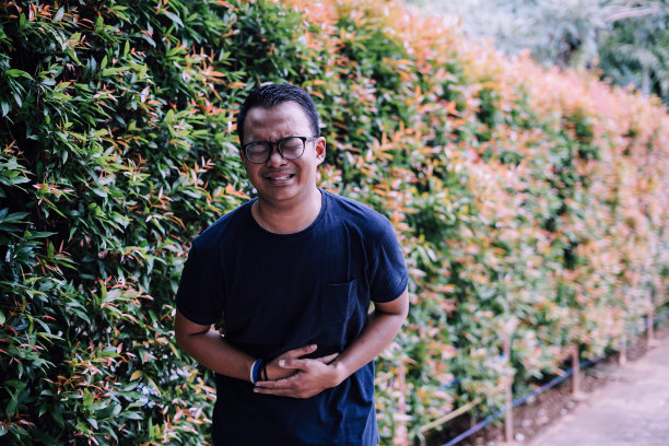 一个年轻人胃痛图片下载