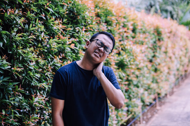 年轻的东南亚-颈部疼痛图片下载