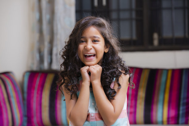 女孩微笑着拍头像库存照片图片下载