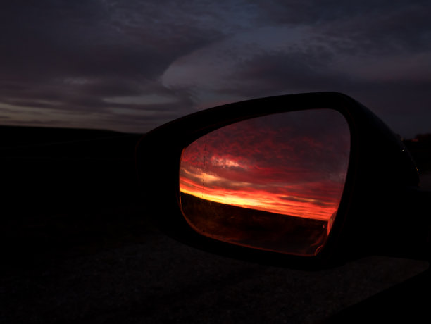 汽车后视镜反射的五颜六色的天空图片下载