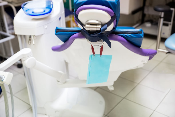 牙科诊所的牙科椅图片下载