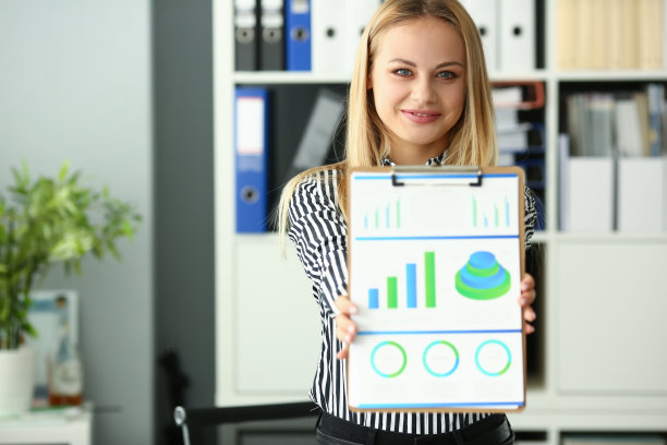 可爱的女人在为谈话做报告图片下载