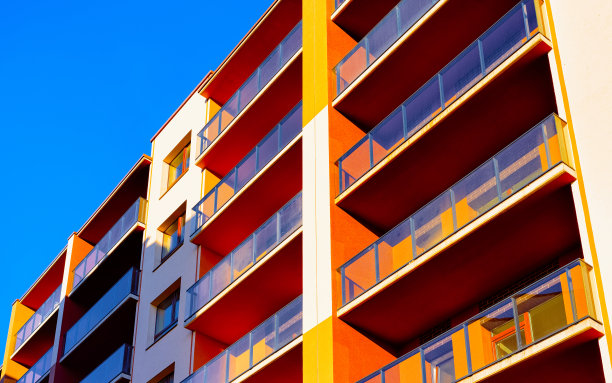 公寓住宅立面和空白处为复制空间反射图片下载