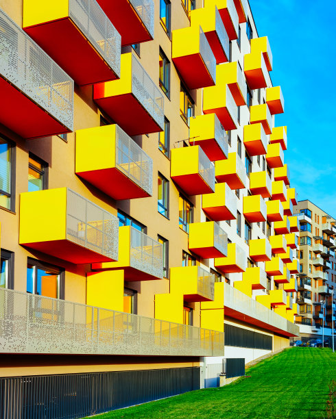 具有停车反射的现代住宅公寓楼图片下载