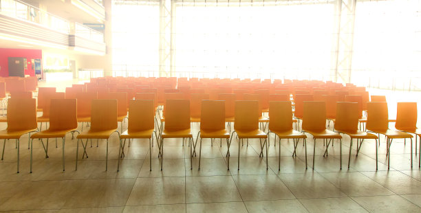 会议室有椅子，混凝土地板和窗户。有选择性的重点图片下载