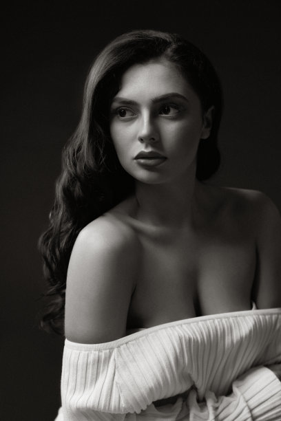 单色肖像模特摆姿势在毛衣。图片下载