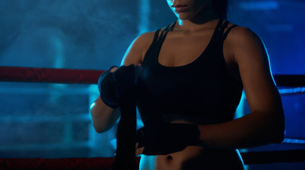 女拳击手在手上绑绷带。图片下载