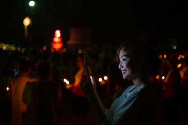 亚洲女性使用智能手机i图片下载