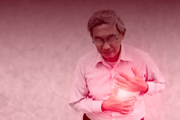 老年人感染冠状病毒手从呼吸困难到肺部病变的胸部健康问题的概念图片下载