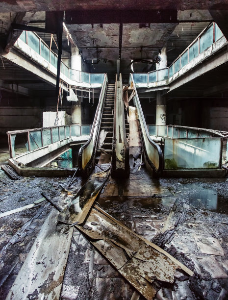 有自动扶梯的废弃商场建筑图片下载