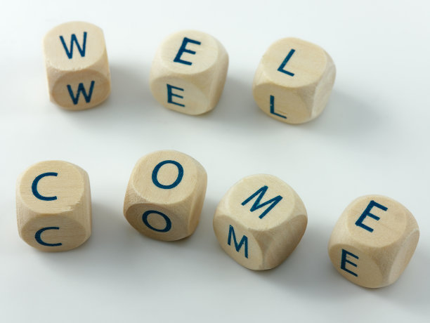 在白色的桌子上用木方写着“欢迎”图片下载