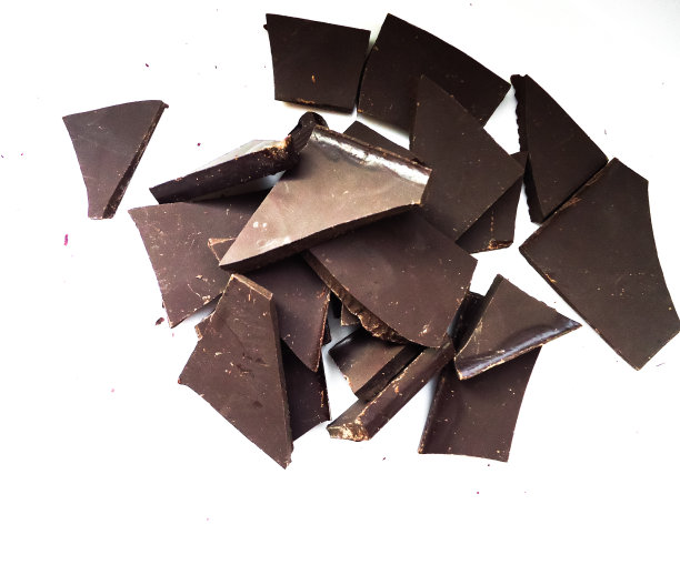 白色背景上的黑巧克力图片下载