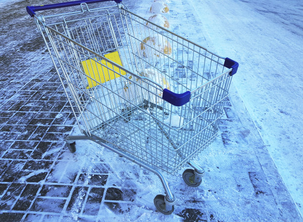 冬天雪地里户外的一个空购物车，超市购物车图片下载